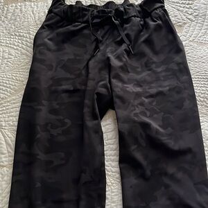 Lululemon High Rise Cropped Pant Camo Black EUC‼️